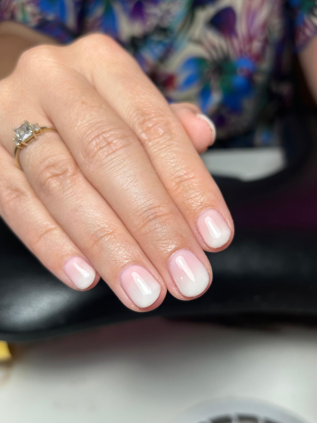 BIAB babyboom nagels met roze-wit ombre, gezet bij Beautysalon Me Time in Hengelo