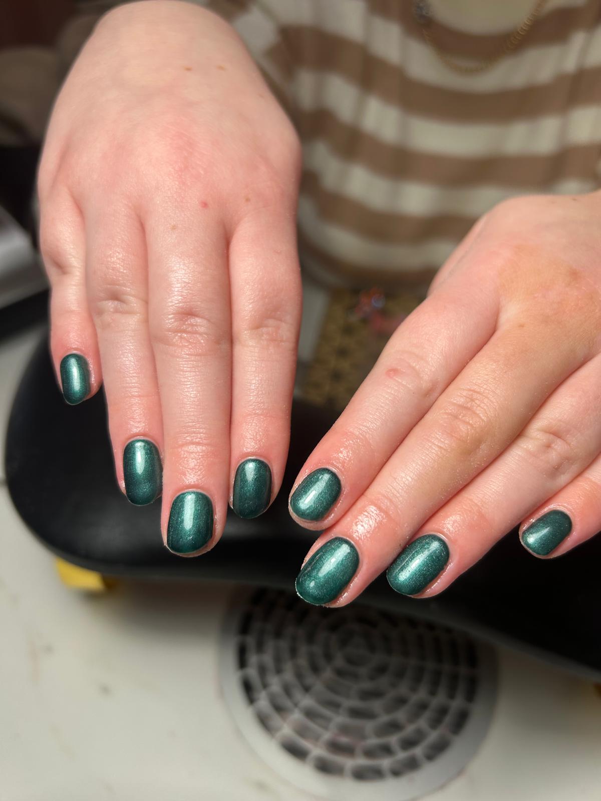 BIAB nagels met groene gellak, gezet bij Beautysalon Me Time in Hengelo