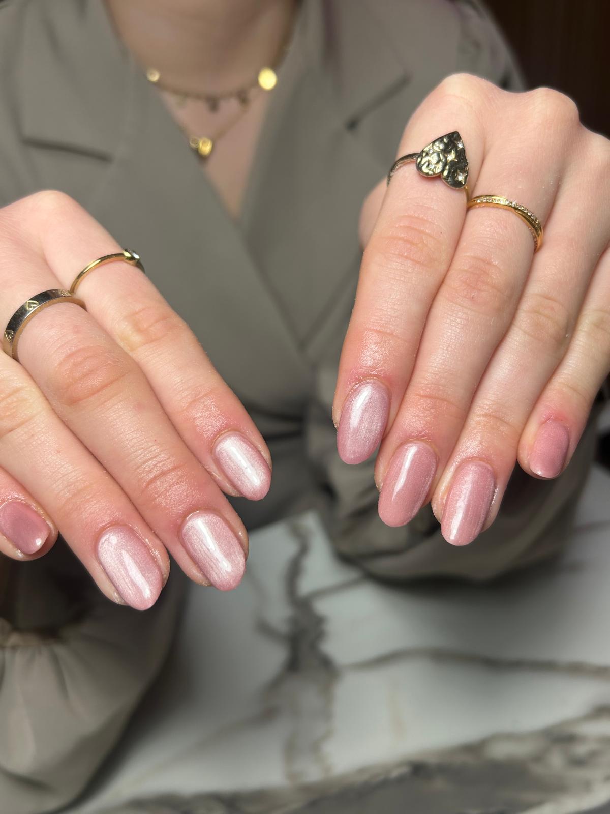 BIAB nagels met roze gellak, gezet bij Beautysalon Me Time in Hengelo